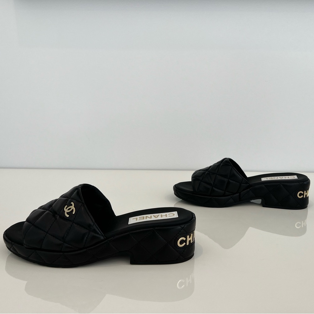 CHANEL 23C BLACK LEATHER PLATFORM SLIDE SANDALS SIZE IT 38 / US 8 - Picture 10 of 15